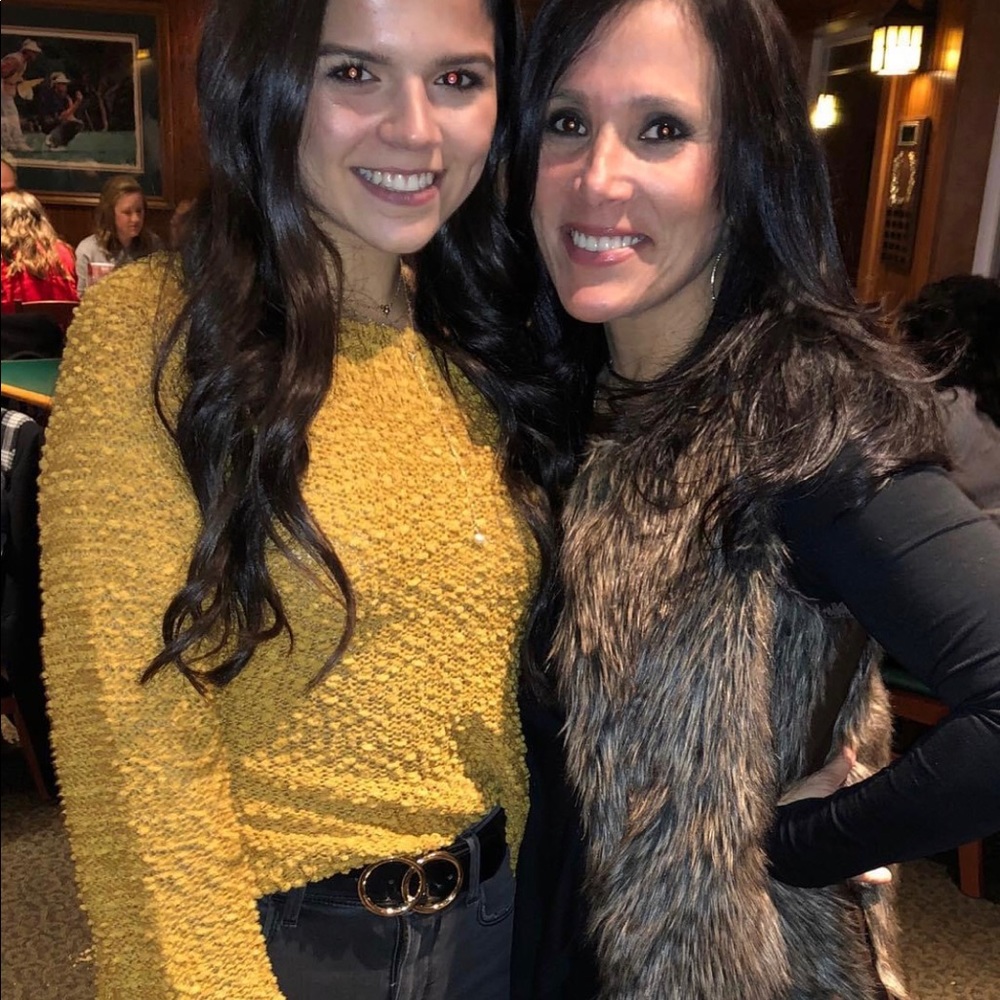 Meet your Poshers, Patty and Angelina! Mother/daughter duo🥰